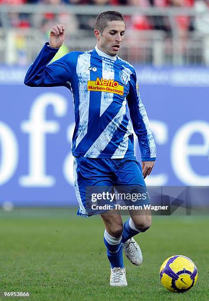 Stanislav Sestak of Bochum runs with the ball during the Bundesliga match between FSV Mainz 05 and VFL Bocuhm at Bruchweg Stadium on February 20,...