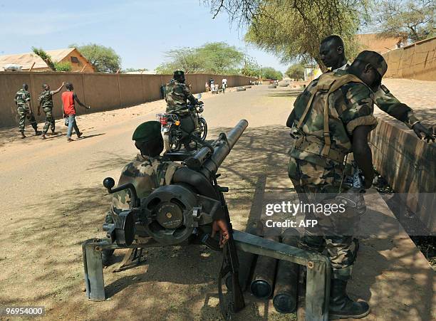 Niger's soldiers stand guard on February 22, 2010 at a military compound in Niamey where is located the office of Salou Djibo, leader of the coup...