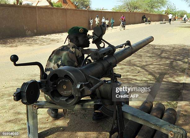 Niger's soldiers stand guard on February 22, 2010 at a military compound in Niamey where is located the office of Salou Djibo, leader of the coup...