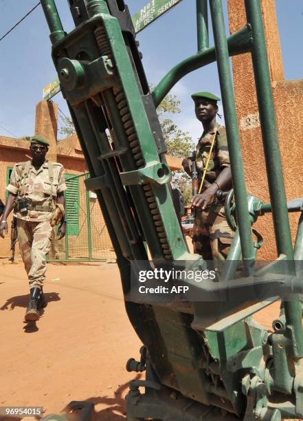 Niger's soldiers stand guard on February 22, 2010 at a military compound in Niamey where is located the office of Salou Djibo, leader of the coup...