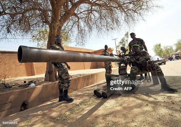 Niger's soldiers stand guard on February 22, 2010 at a military compound in Niamey where is located the office of Salou Djibo, leader of the coup...