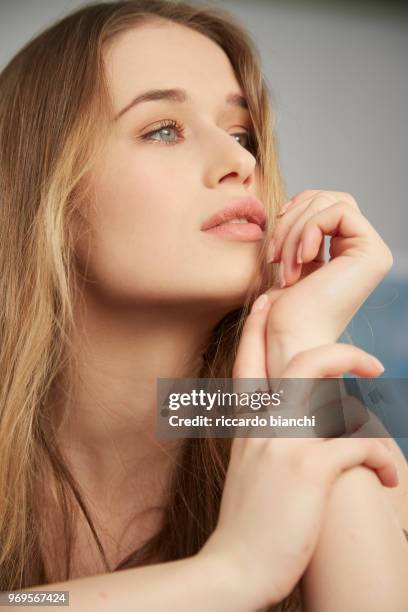 young beautiful woman with long hair thinking and posing with hands - mèche foto e immagini stock