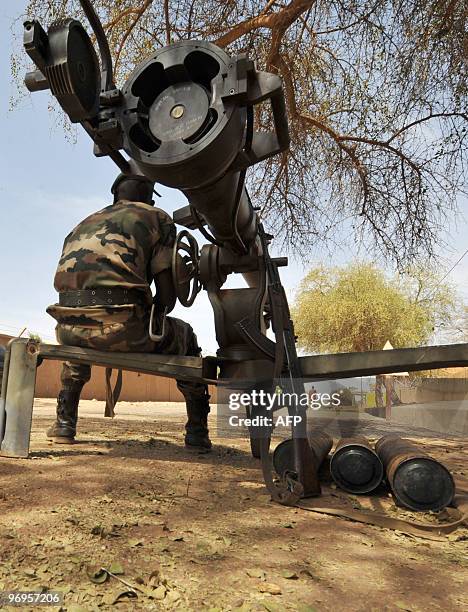 Niger's soldiers stand guard on February 22, 2010 at a military compound in Niamey where is located the office of Salou Djibo, leader of the coup...