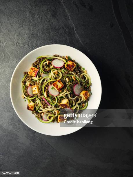 gesunde linsen und zucchini nudeln salat mit gegrilltem halloumi-käse-würfel - halloumi cheese stock-fotos und bilder