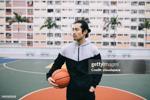 guy houden een basketbal. - basketball portrait stockfoto's en -beelden