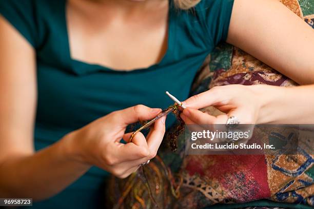 young woman crocheting - langley british columbia stockfoto's en -beelden