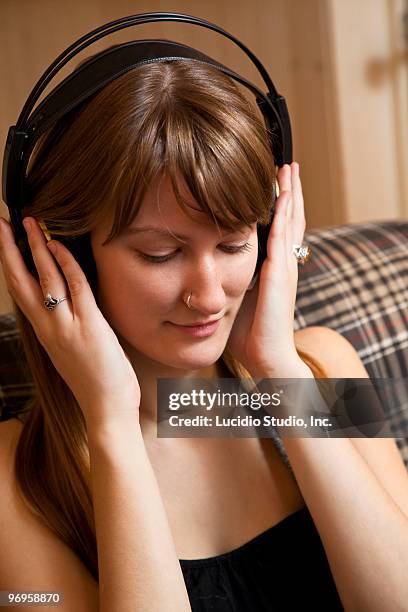 young woman listening to music - langley british columbia stockfoto's en -beelden