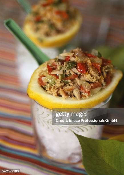 tuna salad presented in half a lemon - fish in bulb stock-fotos und bilder