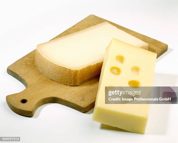 selection of cheeses - queso comté fotografías e imágenes de stock