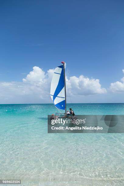 sailing in turks and caicos - turks and caicos islands stock-fotos und bilder