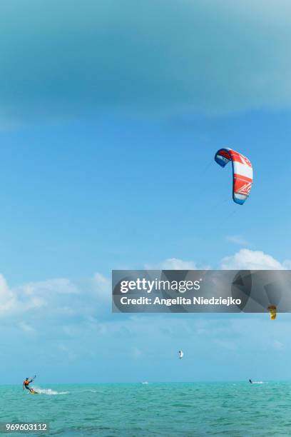 kiteboarding, turks and caicos - kiteboarding caribbean stock pictures, royalty-free photos & images