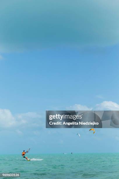 kiteboarding, turks and caicos - kiteboarding caribbean stock pictures, royalty-free photos & images