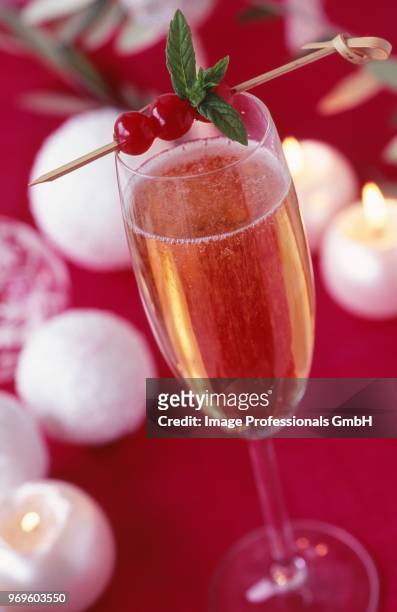 champagne with redcurrant liqueur - groselha vermelha imagens e fotografias de stock