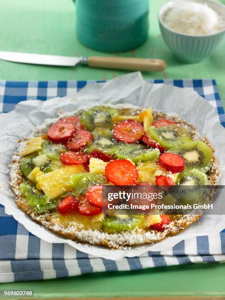 fruit tart - coco rallado fotografías e imágenes de stock