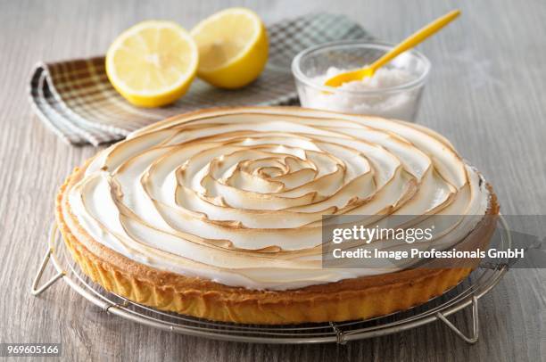 lemon meringue tart - zitronentorte stock-fotos und bilder