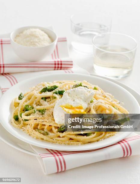 trenette agli asparagi (pasta with green asparagus, italy) - asparagus des fleuristes photos et images de collection