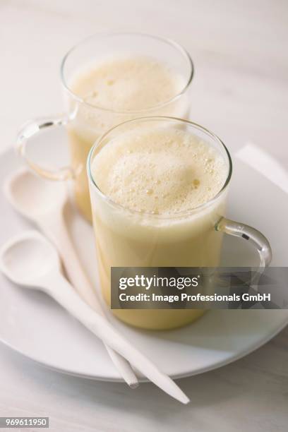 golden milk (a drink made with turmeric, almond milk and coconut oil) - entzündungshemmend stock-fotos und bilder
