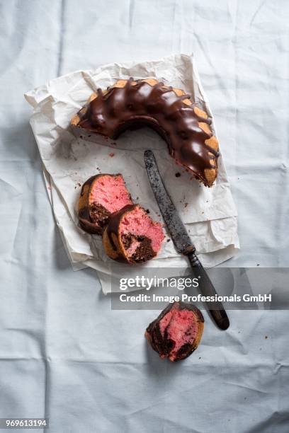 vegan raspberry and chocolate gugelhupf with a dark beer glaze - kugelhopf foto e immagini stock