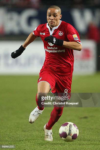 Sidney Sam of Kaiserslautern runs with the ball during the Second Bundesliga match between 1.FC Kaiserslautern and FC St. Pauli at Fritz-Walter...