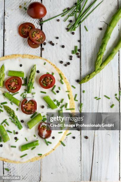 a tortilla pizza with cream cheese, asparagus, chives and tomatoes - asparagus des fleuristes photos et images de collection