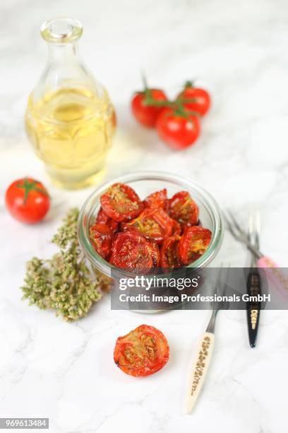 confit tomatoes in a glass jar - tomato bottle foto e immagini stock