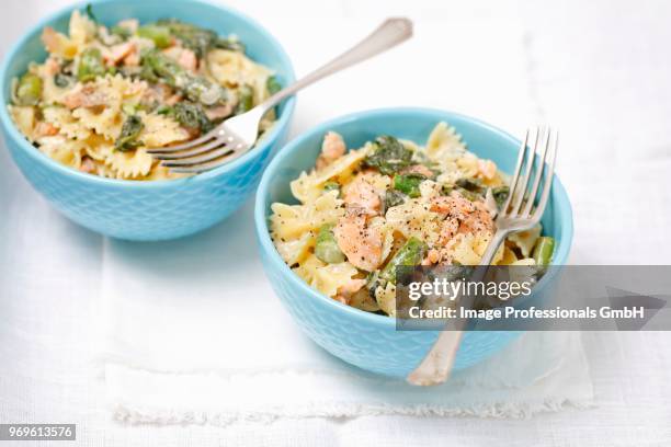 farfalle with spinach, asparagus, smoked salmon and cream - asparagina foto e immagini stock