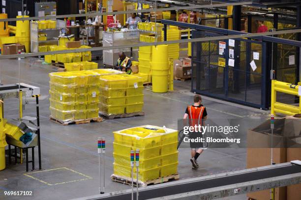 Sorting. Amazon Amazon Warehouse Employees Photos and Premium High Res Pictures - Getty ...