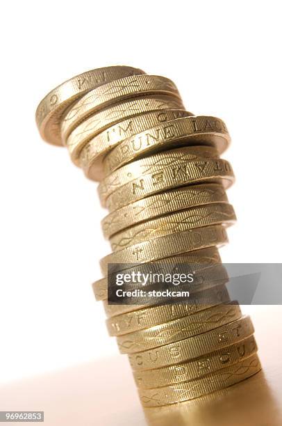 stack of pound coins on white - bringing home the bacon engelse uitdrukking stockfoto's en -beelden