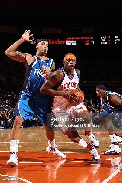 Al Harrington of the New York Knicks drives to the basket against Drew Gooden and Josh Howard of the Dallas Mavericks during the game on January 24,...