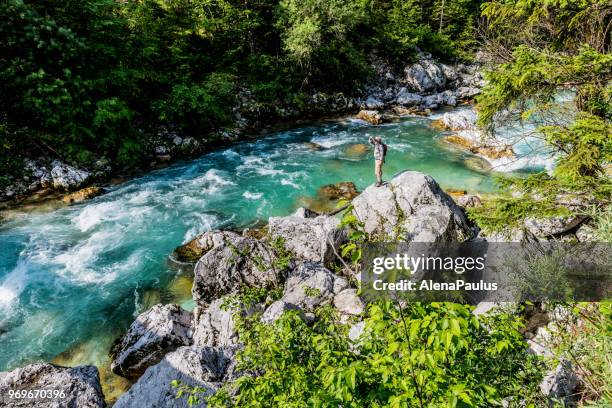 senior man door de rivier soca - alenapaulus stockfoto's en -beelden