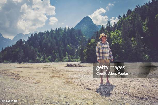 senior man in alpen - alenapaulus stockfoto's en -beelden