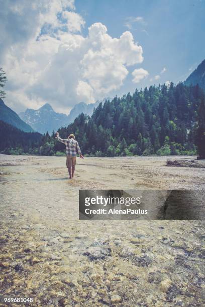 senior man in alpen - alenapaulus stockfoto's en -beelden