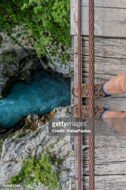 rivier soca - schorsing footbridge - alenapaulus stockfoto's en -beelden