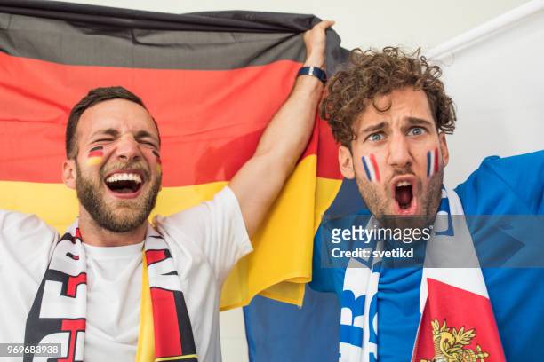 fußball-fans jubeln für nationalmannschaften bei world cup championship - nordeuropäischer abstammung stock-fotos und bilder