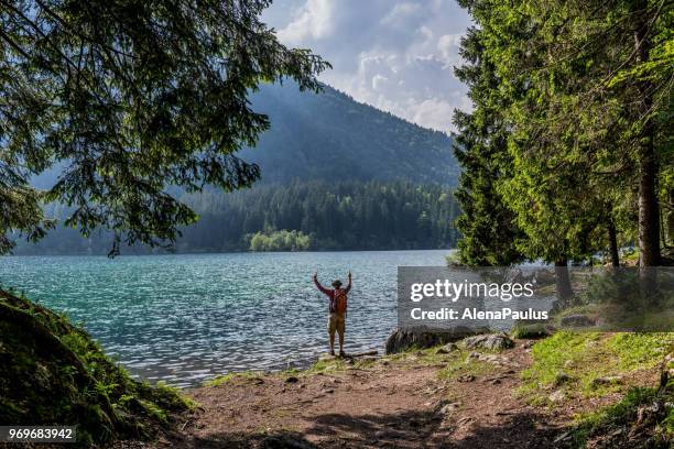 senior bergbeklimmer door het meer in de alpen - alenapaulus stockfoto's en -beelden