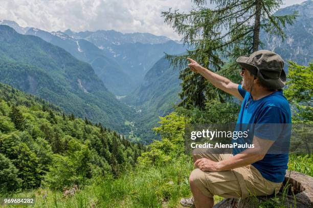 senior bergbeklimmer - alenapaulus stockfoto's en -beelden