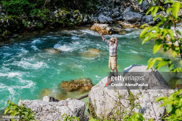 senior man door de rivier soca - alenapaulus stockfoto's en -beelden