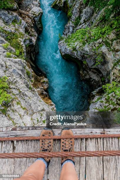 rivier soca - schorsing footbridge - alenapaulus stockfoto's en -beelden