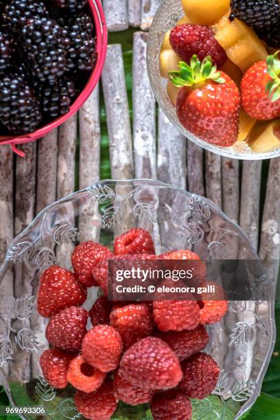 colorful fruit - frutta stockfoto's en -beelden