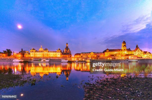 the famous dresden skyline with elbe river at blue hour in saxony,germany. - guido mieth 個照片及圖片檔