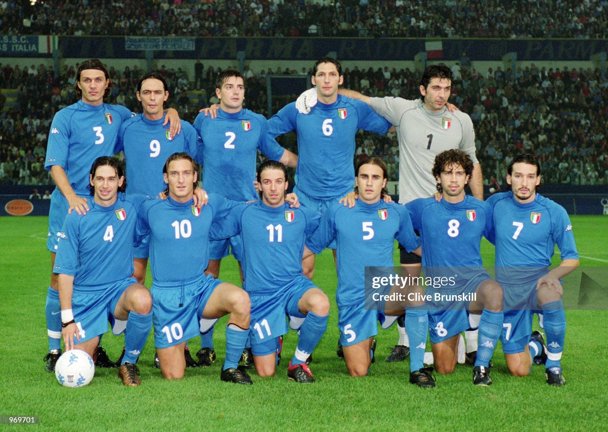 [Imagen: the-italy-team-line-up-before-the-fifa-2...Wfs41CM7E=]