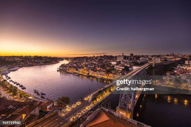 cruce de tranvía de oporto a vila nova de gaia al atardecer - oporto fotografías e imágenes de stock