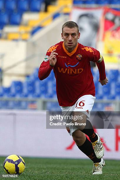 Daniele De Rossi of AS Roma in action during the Serie A match between AS Roma and Catania Calcio at Stadio Olimpico on February 21, 2010 in Rome,...