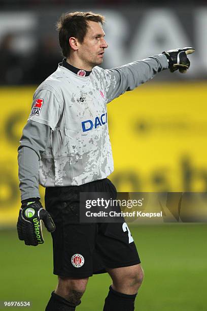 Mathias Hain of St.Pauli issues instructions during the Second Bundesliga match between 1.FC Kaiserslautern and FC St. Pauli at Fritz-Walter Stadium...