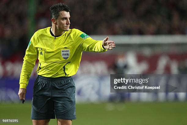 Referee Knut Kircher issues instructions during the Second Bundesliga match between 1.FC Kaiserslautern and FC St. Pauli at Fritz-Walter Stadium on...