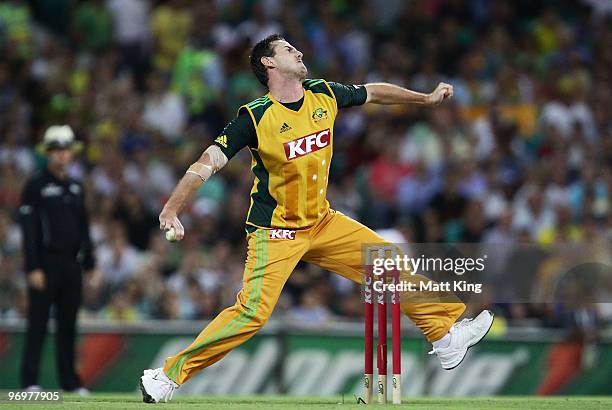 Shaun Tait of Australia bowls during the Twenty20 International match between Australia and the West Indies at the Sydney Cricket Ground on February...