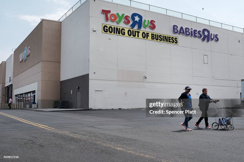 As Toys R Us Shutters Its Stores, Employees Protest Over Lack Of Severances
