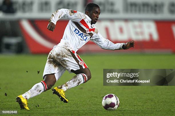 Charles Takyi of St. Pauli runs with the ball during the Second Bundesliga match between 1.FC Kaiserslautern and FC St. Pauli at Fritz-Walter Stadium...