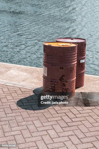 two rusty oil barrels - red oil drum stock-fotos und bilder
