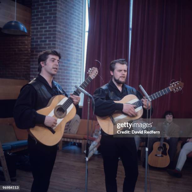 Roy Williamson and Ronnie Browne of the Scottish folk group The Corries perform on stage circa 1970.